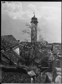 Brione mit Kirche St. Maria Lauretana
