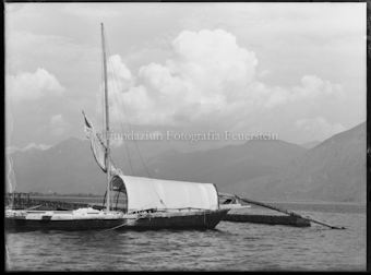 überdachtes Boot auf See