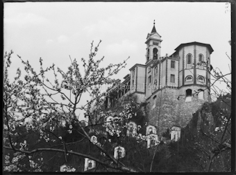 Madonna del Sasso mit Serpentine, blühender Ast im Vordergrund