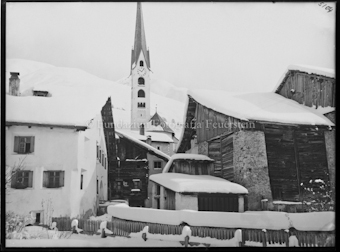 Verschneite Dorfpartie mit Kirche