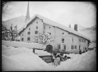 Verschneites Wohnhaus