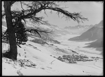 Dorfansicht und Tal im Winter