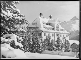 Herrschaftshaus im Winter, Piz d'Esan im Hintergrund