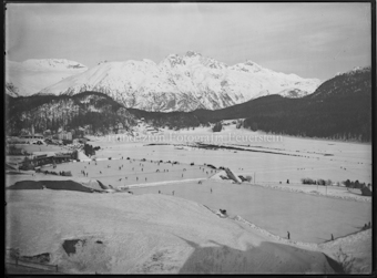 Winterliches St. Moritz mit gefrohrenem St. Moritzsee und Schlittschuhlaufbahnen