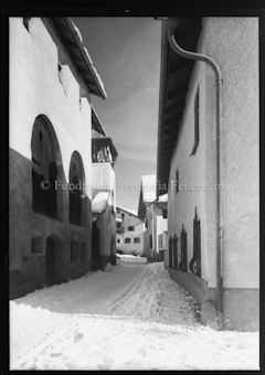 Schneebedeckte Gasse in Zuoz