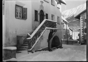 Treppe vor Wohnhaus