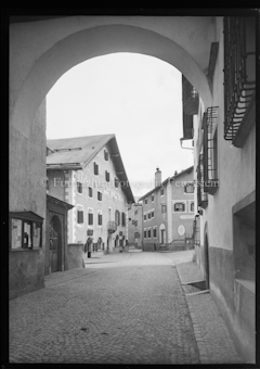 Blick in Dorfgasse unter Schwibbbogen