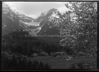 Blick auf Schloss Tarasp mit Piz Pisoc und Piz Minger