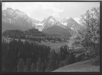 Blick auf Schloss Tarasp mit Piz Pisoc, Piz Minger und Piz Plavna