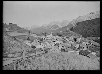 Blick auf Ardez mit Ruine Steinsberg