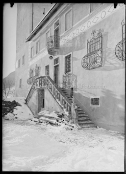 Hauseingang mit Treppe im Winter