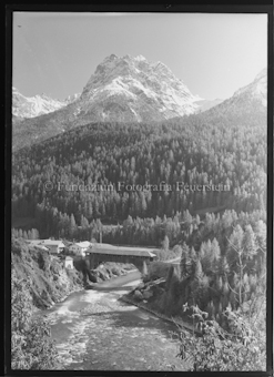 überdachte Holzbrücke über Inn bei Scuol