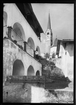 Dorfpartie mit Kirchenturm