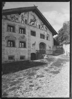 Fassasenbemalung mit Jagdzene an Wohnhaus