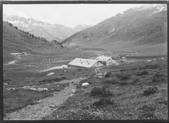 Zwei Häuser auf Ebene