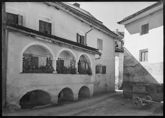 Ortsbild, Dorfecke mit Haus, Loggia