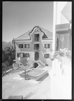 Wohnhaus mit Brunnen