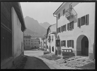 Blick in Dorfgasse, Gipfel des Lischana im Hinterfgrund