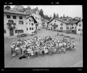 Gruppenbild Dorfbevölkerung auf Platz