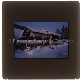 Aussenaufnahme Gebäude Winter und Nacht