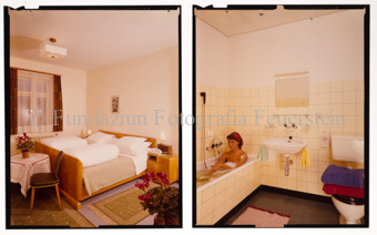 Innenaufnahme Zimmer, Frau in Badewanne