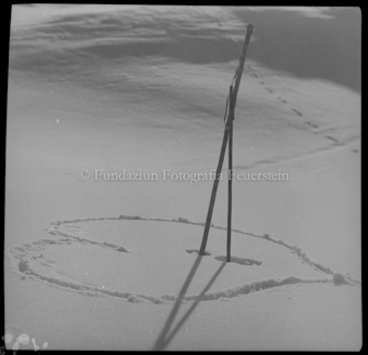 Skistöcke in Neuschnee