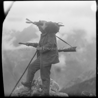 Roman Rauch, mit Gämse auf den Schultern und Gewehr