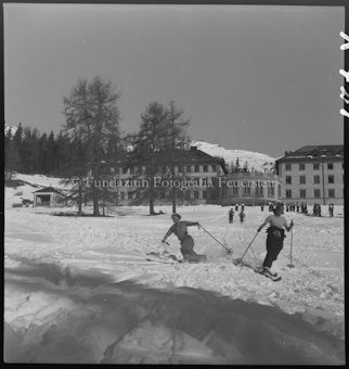 Skifahrer vor Gebäude