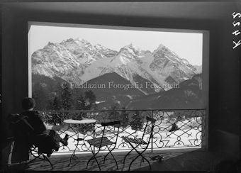 Sicht auf Berggipfel, Möbel und Mensch im Vordergrund