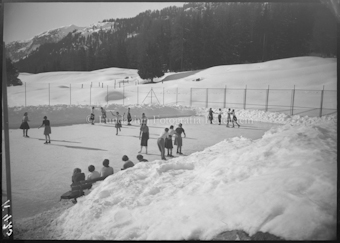 Menschen beim Schlittschuhlaufen