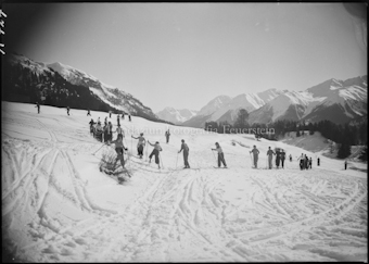 Menschen beim Skifahren