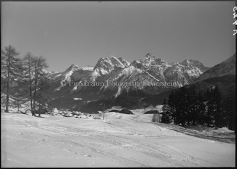 Winterlandschaft mit Berggipfel im Hintergrund
