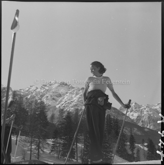 Porträt Skifahrerin vor Berggipfel