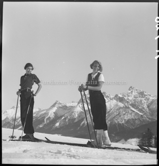 Beim Institut Ftan, zwei Skifahrerinnen