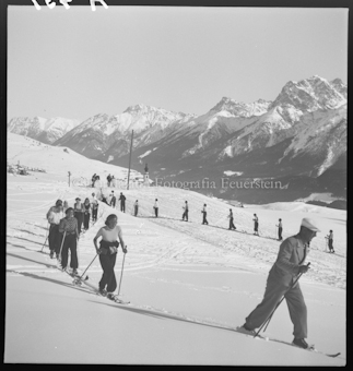 Beim Institut Ftan, Gruppe Skifahrerinnen