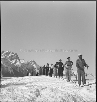 Beim Institut Ftan, Gruppe Skifahrerinnen