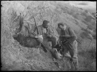 Zwei Jäger mit erlegter Gemse
