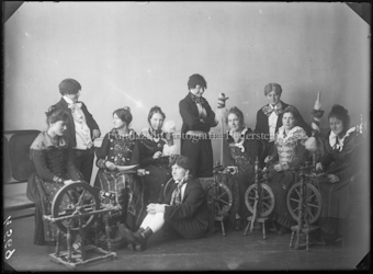 Gruppe Frauen mit Spinnräder