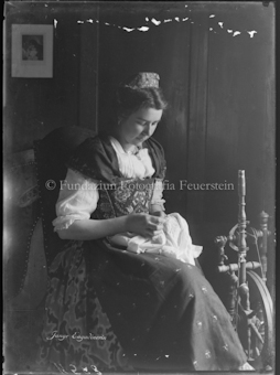 Porträt junge Frau in Tracht mit Spinnrad