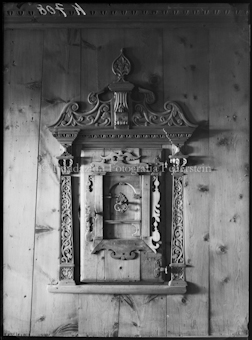 Holzschrank mit Schnitzereien