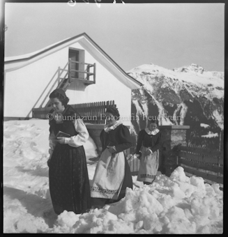 Wergenstein Motiv Mädchen in Tracht