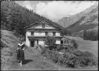 Frau vor Wohnhaus