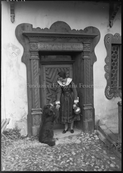 Fortunata vor der Türe mit Hund