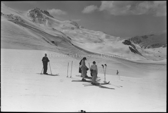 Vier Skifahrer in winterlicher Berglandschaft