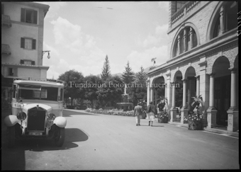 Vorplatz Hotel mit Auto und Paar
