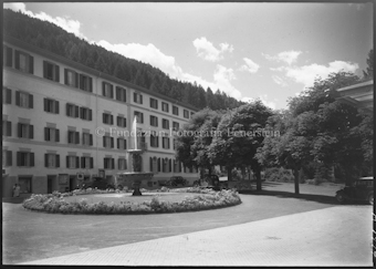 Springbrunnen vor Hotel