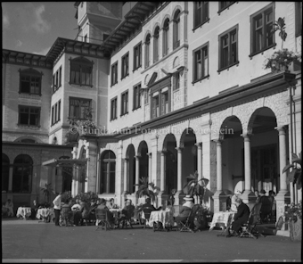 Gäste vor dem Hotel Waldhaus