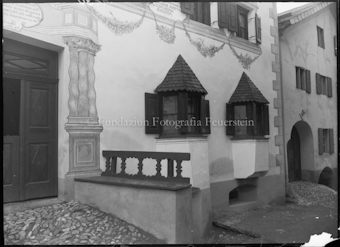 Blick auf Frontfassade mit zwei Erkern