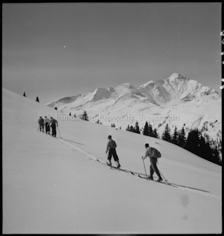 Fünf Alpinisten in verschneiter Berglandschaft