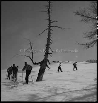 Fünf Alpinisten in verschneiter Berglandschaft